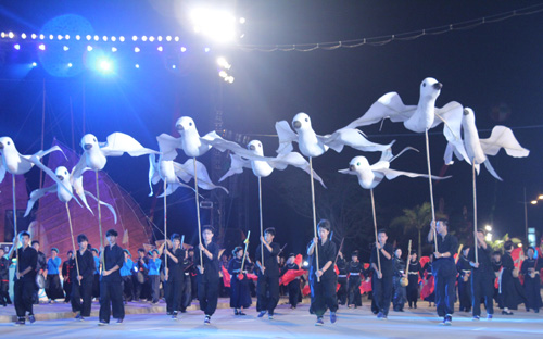 Carnaval Hạ Long 2013 lung linh sắc m&agrave;u văn h&oacute;a Quảng Ninh